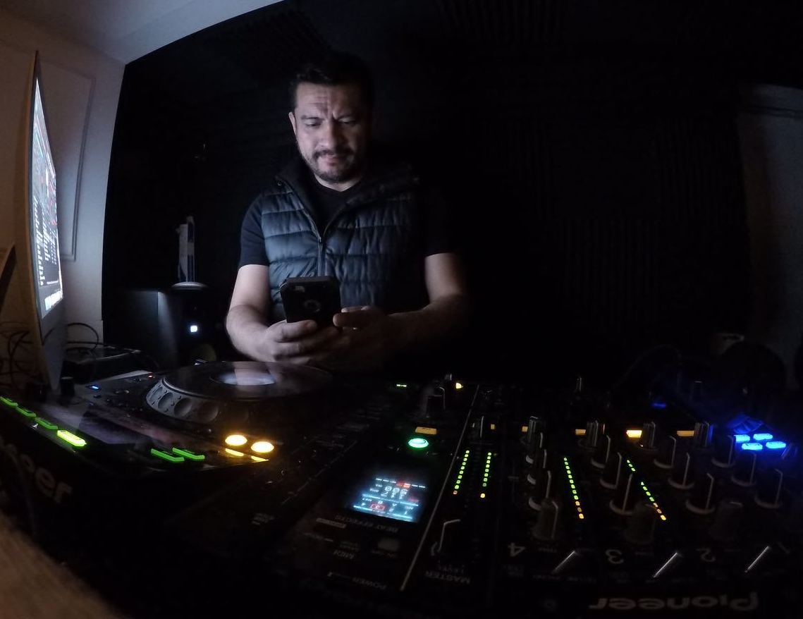 DJ Alex Ortíz